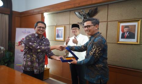 Perjanjian kerja sama tersebut ditandatangani oleh Direktur Utama bank bjb syariah Adang A Kunandar dan Direktur Utama PT Jaswita Jabar Wahyu Nugroho disaksikan oleh Gubernur Jawa Barat M Ridwan Kamil, serta jajaran Direksi dan Komisaris bank bjb syariah dan Jaswita Jabar, di Gedung Sate, akhir pekan lalu.