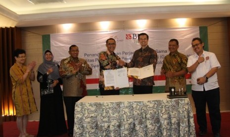 Perjanjian Kerjasama (PKS) untuk memfasilitasi pembiayaan kepemilikan rumah ditandatangani oleh SEVP Bisnis Ritel & Jaringan BNI Syariah, Iwan Abdi dan Direktur Utama PT Beta Goldland, Hendry Widjaja bertempat di Kantor Pusat Goldland Group, Karawaci, Tangerang, Senin (21/1). 