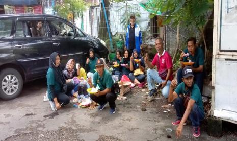 perjuangan orangtua yang rela menginap di masjid untuk mendampingi anaknya selama pertandingan. Suham dan istrinya, datang jauh-jauh dari Kudus ke Solo untuk mendampingi sang buah hati, Muhammad Diky Ariyanto, yang ikut dalam Porseni NU dalam kontingen tim sepak bola Nahdlatul Ulama Jawa Tengah