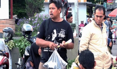 Perjuangan Sukarman salah seorang guru di Kebumen. Pagi mengajar di TPQ sebuah SD di Desa Kawedusan, dan kemudian kembali ke pasar pada siang hari. 