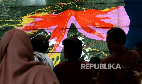 Perkembangan Aktivitas Gunung Agung. Layar monitor menunjukan pemetaan bahaya erupsi Gunung Agung saat konferensi pers terkait perkembangan terkini Gunung Agung di Gedung BNPB, Jakarta, Senin (25/9). 