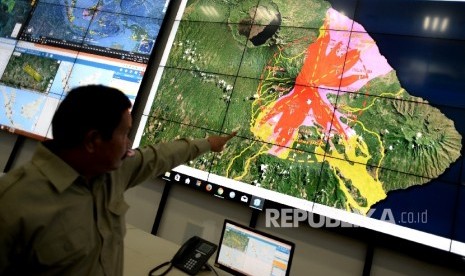 Perkembangan Aktivitas Gunung Agung. Layar monitor menunjukan pemetaan bahaya erupsi Gunung Agung saat konferensi pers terkait perkembangan terkini Gunung Agung di Gedung BNPB, Jakarta, Senin (25/9).