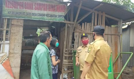 Perkembangan Bank Sampah di Kabupaten Sukabumi akhir-akhir ini meningkat. Hal ini didasarkan data dari Dinas Lingkungan Hidup (DLH) Kabupaten Sukabumi yang menyebutkan pada 2020 baru terdapat sebanyak 54 Bank Sampah dan Tempat Pengelolaan Sampah Reduce, Reuse, Recycle (TPS3R).