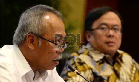 Perkembangan Ekonomi Makro dan Relaisasi APBNP 2015: Menteri Pekerjaan Umum (PU) dan Perumahan Rakyat Basuki Hadi Muljono (kiri), Menteri Keuangan Bambang Brodjonegoro menggelar konferensi pers Perkembangan Ekonoi Makro dan Realisasi APBNP 2015, Jakarta, K