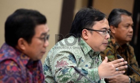 Perkembangan Ekonomi Terkini: Menteri Keuangan Bambang P.S. Brodjonegoro (tengah), Ketua Dewan Komisioner OJK Muliaman D. Hadad (kiri), dan Deputi Gubernur BI Perry Warjiyo saat konferensi pers mengenai Perkembangan Ekonomi Terkini Indonesia di Kemenkeu, J