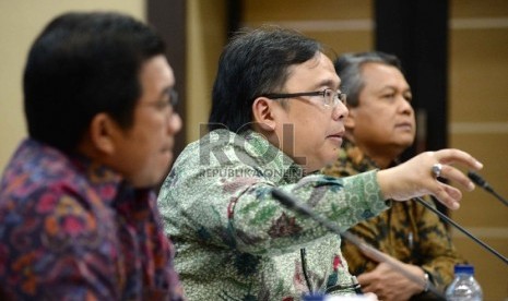 Perkembangan Ekonomi Terkini: Menteri Keuangan Bambang P.S. Brodjonegoro (tengah), Ketua Dewan Komisioner OJK Muliaman D. Hadad (kiri), dan Deputi Gubernur BI Perry Warjiyo saat konferensi pers mengenai Perkembangan Ekonomi Terkini Indonesia di Kemenkeu, J