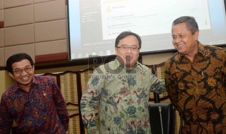 Perkembangan Ekonomi Terkini: Menteri Keuangan Bambang P.S. Brodjonegoro (tengah), Ketua Dewan Komisioner OJK Muliaman D. Hadad (kiri), dan Deputi Gubernur BI Perry Warjiyo saat konferensi pers mengenai Perkembangan Ekonomi Terkini Indonesia di Kemenkeu, J