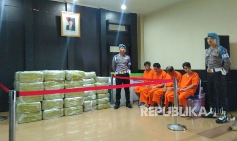 Perkembangan pengungkapan penyelundupan sabu 1,6 ton di perairan Anambas Kepulauan Riau. Direktorat Tindak Pidana Narkoba Bareskrim Polri, Jakarta. Selasa (27/2). 