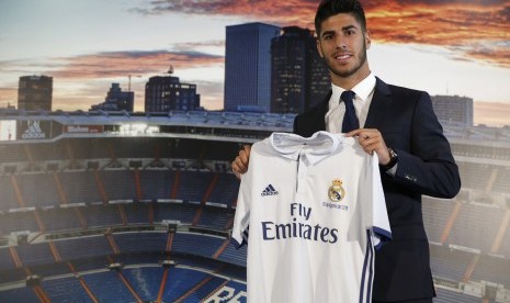 Perkenalan bintang muda Real Madrid, Marco Asensio pada 16 Agustus 2016. Studi CIES Football Observatory menyebutkan Madrid sebagai klub paling banyak merekrut pemain muda berbakat.