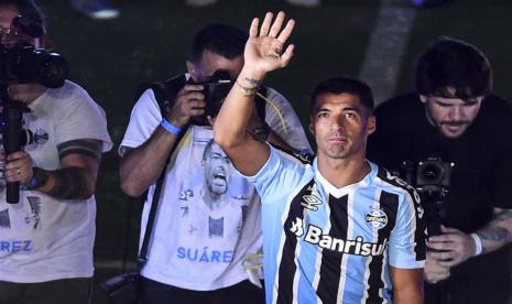 Perkenalan Luis Suarez kepada fans klub Gremio.