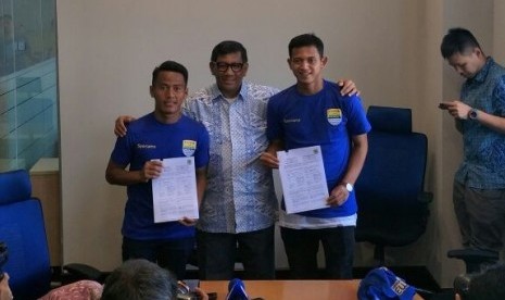 Perkenalan pemain baru Persib Bandung, Muchlis Hadi Ning (kanan) dan Ghozali Muharam Siregar (kiri) di Bandung, Jumat (2/2). 