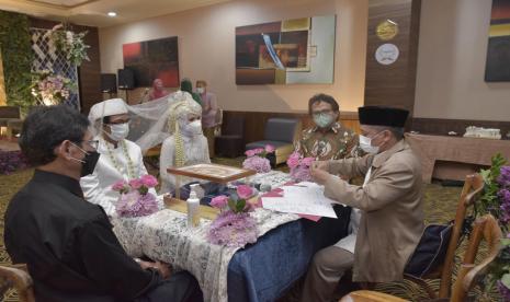 Perkumpulan Bumi Alumni (PBA) menyelenggarakan acara Nikah Bersama bekerja sama dengan Kelurahan Padjadjaran, kota Bandung dan Kantor KUA Cicendo yang dilaksanakan dengan prokes yang ketat di BTC Fashion Mall, Sabtu (11/9).