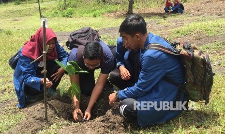 Perkumpulan Jurnalis Tasikmalaya (PJT) menggelar penanaman pohon  di Kawasan Gunung Galunggung pada Kamis (7/2). 