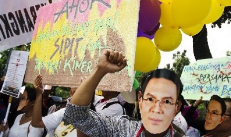 Perkumpulan Kebangkitan Indonesia Baru melakukan demo dukung Ahok di depan Balai Kota, Jakarta, Rabu (12/11). 