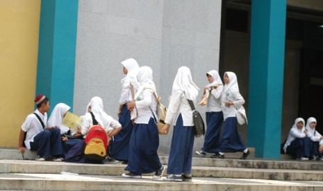 Pelajar berjilbab (ilustrasi). Sekretaris Jenderal Pimpinan Pusat Gerakan Pemuda Ansor Abdul Rochman mengatakan kasus wajib jilbab bagi siswi non-Muslim di SMK 2 Padang, Sumatera Barat, agar tidak terulang.