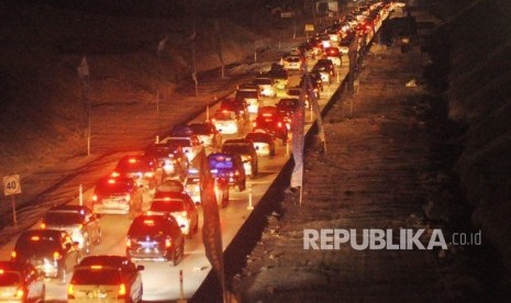 Perlambatan kendaraan arus balik terpantau menjelang gerbang tol (GT) Barukan yang menjadi pintu gerbang arus lalu lintas ruas tol fungsional Kartasura- Salatiga menuju ruas tol operasional Salatiga, Selasa (19/6) malam. 