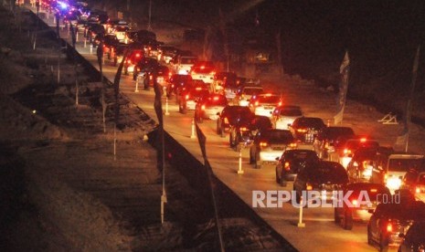 Perlambatan kendaraan arus balik terpantau menjelang gerbang tol (GT) Barukan yang menjadi pintu gerbang arus lalu lintas ruas tol fungsional Kartasura- Salatiga menuju ruas tol operasional Salatiga, Selasa (19/6) malam.