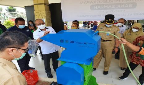 Perlengkapan Bank Sampah yang diserahkan kepada masyarakat Cilangkap, Jakarta.