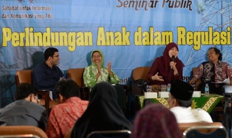 Perlindungan Anak Dalam Penyiaran: (dari kiri-kanan) Direktur Remotivi M. Heychael, Komisioner KPAI Maria Ulfah Anshor, Komisioner KPI Azmah Subagijo, dan Majelis Pustaka dan Informasi PP Muhammadiyah Edi Kuscahyanto menjadi narasumber dalam seminar publik