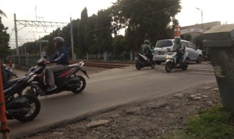 Perlintasan Kereta Api di Jalan Duri Kosambi,  Cengkareng, Jakarta Barat tak memiliki perlengkapan palang pintu sama sekali,  Kamis (18/5). 