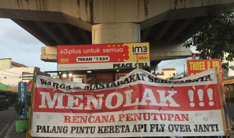 Perlintasan Kereta Api (KA) di Janti, Sleman, DIY telah ditutup. Pada Selasa (31/10) terlihat beberapa pengguna jalan belum mengetahui penutupan itu meski telah terpasang spanduk pengumuman sejak sekitar sebulan lalu. 