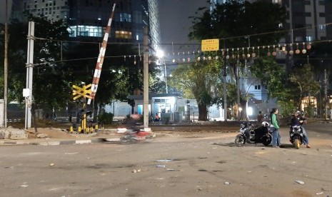 Perlintasan sebidang di dekat Stasiun Palmerah, Jakarta Selatan kembali bisa dilintasi kendaraan usai bentrok antara polisi dan pelajar, Kamis dini hari (26/9). 