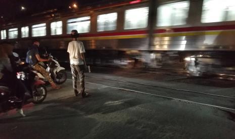 Perlintasan tanpa palang penutup di kawasan Rawa Buaya, Cengkareng, Jakarta Barat.