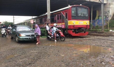 Perlintasan tanpa palang pintu di samping Stasiun Rawa Buntu, Kota Tangsel.