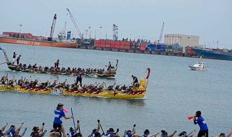 Perlombaan dragon boat race.