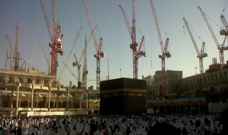 Perluasan pembangunan di sekitar Kabah terus berlangsung, Jumat (21/6). Karena proyek perluasan ini Kerajaan Saudi memangkas kuota jamaah haji seluruh dunia. Perluasan Masjidil Haram kabarnya baru tuntas pada 2016