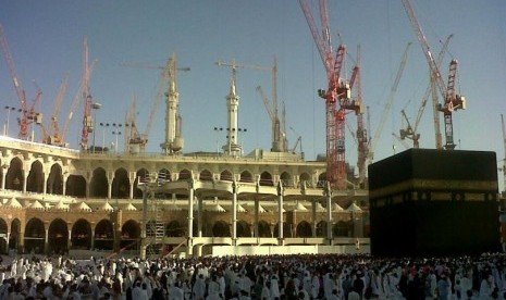 Perluasan pembangunan di sekitar Kabah terus berlangsung, Jumat (21/6). Karena proyek perluasan ini Kerajaan Saudi memangkas kuota jamaah haji seluruh dunia. Perluasan Masjidil Haram kabarnya baru tuntas pada 2016