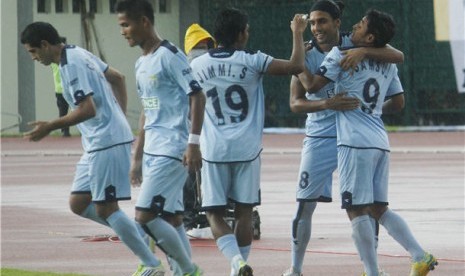 Permain Persela Lamongan merayakan gol dalam pertandingan lanjutan Indonesia Super League (ISL).