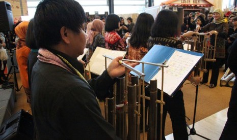 Permainan angklung di Jenewa, Swiss