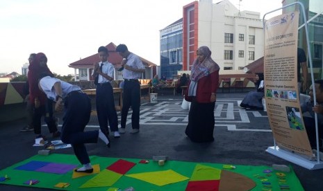 Permainan engklek geometri yang dikembangkan oleh mahasiswa Universitas Muhammadiyah (UM) Surabaya.