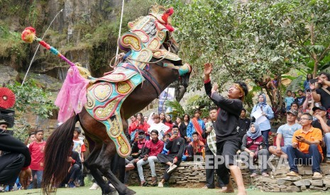 Permainan Kuda Renggong, kesenian tradisional yang terancam punah.