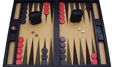 Permainan papan Backgammon yang begitu populer di dunia, ternyata pertama kali ditemukan di kawasan Mesopotamia yang sekarang dikenal dengan Irak,Iran, dan Suriah.