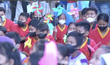 Permainan tradisional kembali dimeriahkan dalam peringatan hari anak nasional yang digelar di area bebas berkendara, Jl. Slamet Riyadi, Solo, Jawa Tengah pada Ahad (24/7).