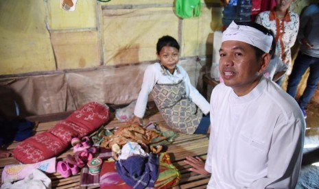 Permasalahan abrasi di Pantai Cemara, Desa Cemarajaya, Kabupaten Karawang, Jawa Barat. Dedi pun melongok salah satu keluarga yang menjadi korban abrasi.