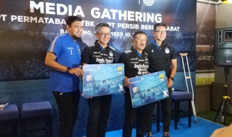 PermataBank Syariah meluncurkan kartu debit edisi Persib di Graha Persib, Jalan Sulanjana, Kota Bandung, Selasa (10/12). 