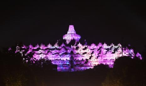 Permukaan candi Borobudur dihiasi aneka film animasi saat pertunjukan video mapping pada rangkaian Indonesia Bertutur 2022 di taman wisata candi Borobudur, Magelang, Jawa Tengah, Jumat (9/9/2022). Pertunjukan tersebut untuk menyambut acara G20 yang akan berlangsung pada tanggal 12-13 September mendatang. 