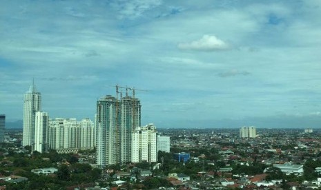 Permukiman penduduk dan pembangunan gedung terlihat dari kawasan Senayan, Jakarta, Kamis (24/4) .