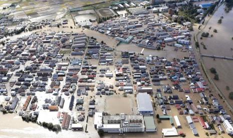 Permukiman terendam banjir akibat Topan Hagibis di Koriyama, Prefektur Fukushima, Jepang, Ahad (13/10).