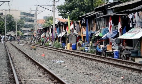 Permukiman warga di pinggir rel kereta api Tanah Abang, Jakarta Pusat