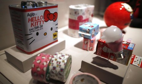 Pernak-pernik Hello Kitty yang dipamerkan di museum di California, LA, dalam rangka ultah tokoh ini ke-40.