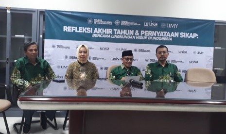  Pernyataan sikap Muhammadiyah tentang bencana lingkungan dalam jumpa pers tentang Diskusi Publik 'Refleksi Akhir Tahun dan Pernyataan Sikap : Bencana Lingkungan Hidup di Indonesia'. 