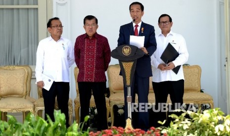 Presiden Joko Widodo bersama Wakil Presiden Jusuf Kalla memberikan konferensi pers terkait perombakan Kabinet Kerja ke-2 di Istana Merdeka, Jakarta, Rabu (27/7). (Republika/Wihdan Hidayat)