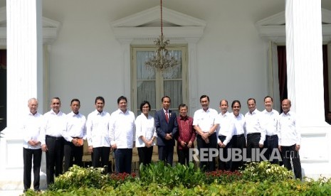 Presiden Joko Widodo, Wakil Presiden Jusuf Kalla, bersama jajaran menteri yang baru berfoto bersama usai konferensi pers terkait perombakan Kabinet Kerja ke-2 di Istana Merdeka, Jakarta, Rabu (27/7). (Republika/Wihdan Hidayat)