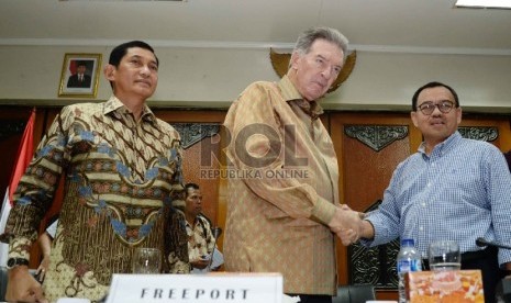 Perpanjangan Kerja Sama: Menteri ESDM Sudirman Said (kanan), bersama Chairman Freeport McMoRan, James Robert Moffet (tengah), dan Presiden Direktur PT Freeport Indonesia Maroef Sjamsoeddin memberikan keterangan pers di Kementerian ESDM, Jakarta, Ahad (25/1)