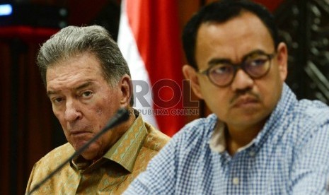 Perpanjangan Kerjasama: Menteri ESDM Sudirman Said (kanan), bersama Chairman Freeport McMoRan, James Robert Moffet (kiri) saat memberikan keterangan pers di Kementerian ESDM, Jakarta, Ahad (25/1).