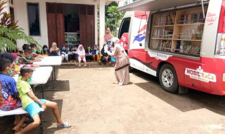 Perpustaan keliling milik Universitas Muhammadiyah Malang (UMM) mengunjungi anak-anak di Desa Gading Kembar, Kecamatan Jabung, Kabupaten Malang, Jawa Timur, Kamis (11/2).